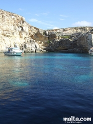 Blue water and boBlue water and boat in Cominoat in Comino