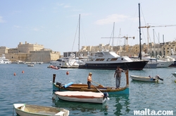 Luzzu taxi to valletta parking in the Senglea Bay