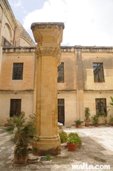 pillar in the courtyard of the Auberge d'Italie tourism office