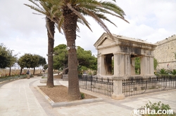 memorial and palm trees  in hastings garden valletta