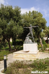 statue in the Lower Barrakka Gardens