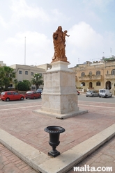 Statue in the Reggie Miller piazza in Fgura