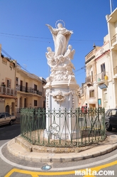 Statue in the street of Gudja