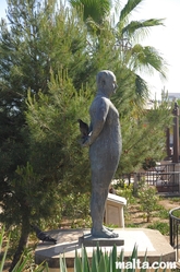 Statue and pigeons in the gzira's promenade