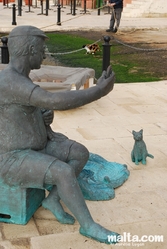 Statue in St Julian's Spinola Bay