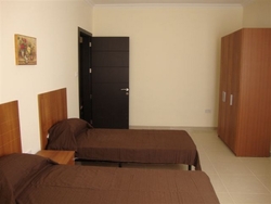 Modern twin bedroom of Belmont Court Qawra Modern twin bedroom of Belmont Court Qawra