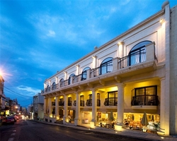 Facade of the Solana hotel Facade of the Solana hotel