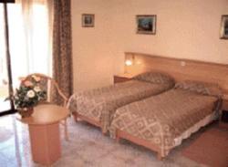 traveller's lodge qawra twin bedroom.jp traveller's lodge qawra twin bedroom.jp