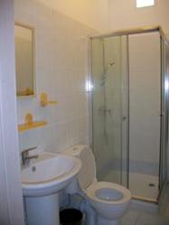 metropole budget hostel st julian's bathroom. metropole budget hostel st julian's bathroom.