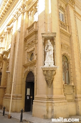 corner statue outside  the Carmelite basilica of Valletta