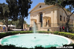 fountain and building in the Upper Barrakka Gardens valletta