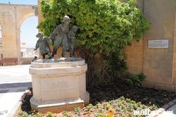 les gavroches statue in the Upper Barrakka Gardens valletta