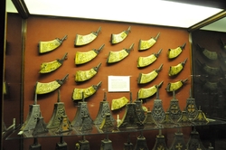 musketeer's horn powder flask in the palace armoury in valletta