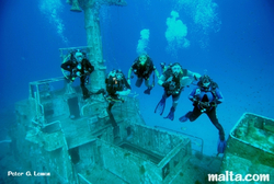 Team of divers around the P29 Team of divers around the P29